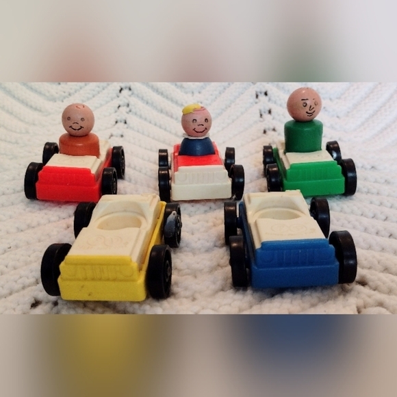 Vintage Fisher Price  Little People #930 Family Action Garage 5 Cars 3 Wood Ppl - Picture 2 of 9